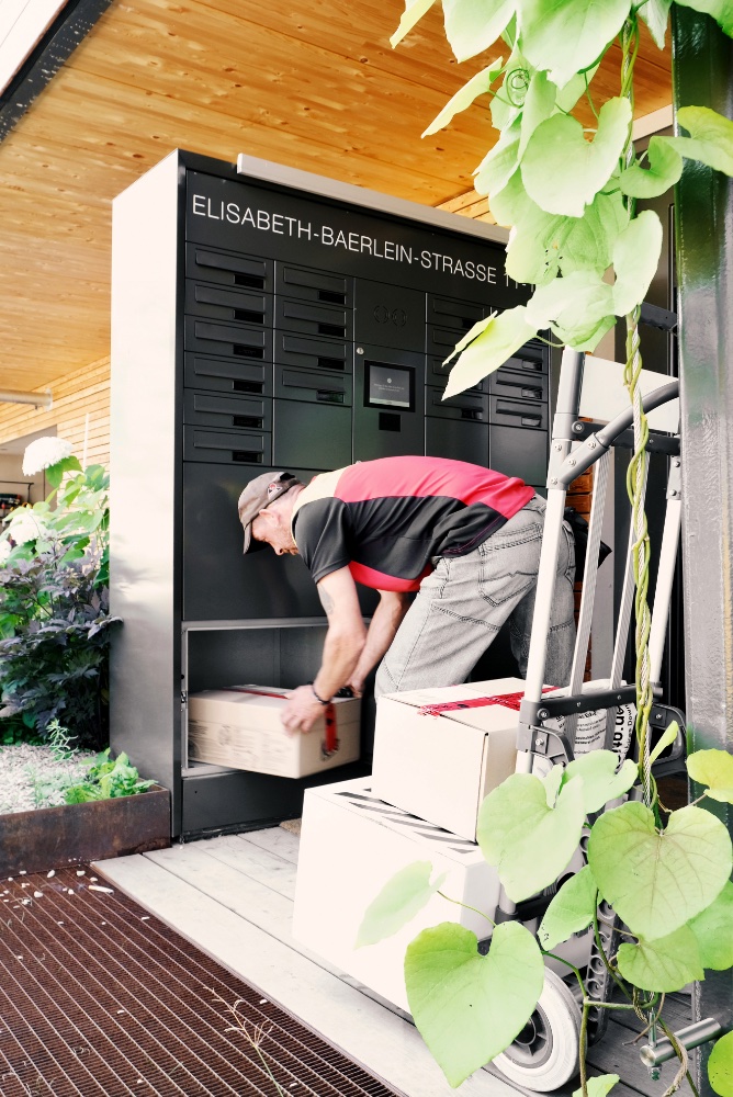 In solchen Paketboxen liegen die Lieferungen wettergeschützt und diebstahlsicher bereit. Foto: DJD/Renz